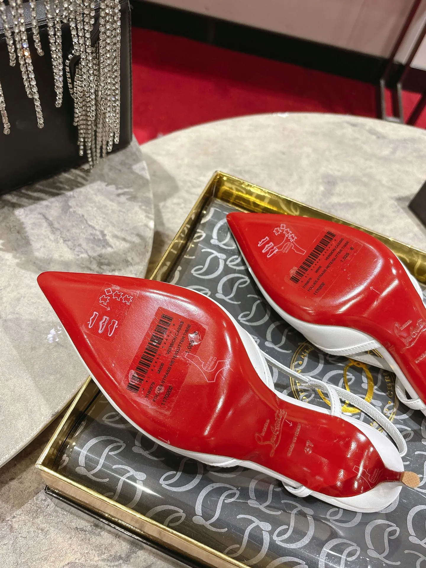 👟👟Ex-factory price 600👟👟 🆑❥∙Back empty sandals🦋✪ꫛꫀw.✔︎ Featuring a slightly pointed toe and slim straps, this model is crafted in white calfskin with a 65mm heel height and added hand-placed crystals on the front. It features our signature Louboutin red sole with Christian Louboutin's signature and heart-shaped stamped logo on the insole. Size: 34 yards - 42 yards (34.40.41.42. Customized, non-refundable and non-exchangeable‼️) Heel height: 6.5cm Color: white black